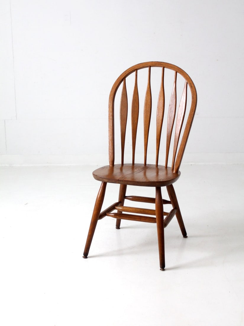 Circa 1970 Windsor Style Vintage Farmhouse Dining Chair: Circa 1970 Windsor Style Vintage Farmhouse Dining Chair Discover the charm of this vintage farmhouse dining chair, expertly crafted in the classic Windsor style and dating back to circa 1970. The chai