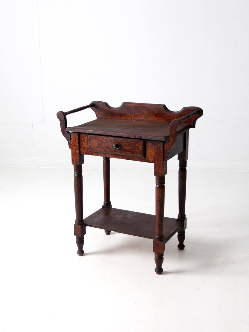 Antique Victorian Washstand Table with Curved Top and Drawer: Antique Victorian Washstand Table with Curved Top and Drawer This exquisite antique Victorian washstand table features a gracefully curved top, a single drawer, and elegantly turned legs, complemented