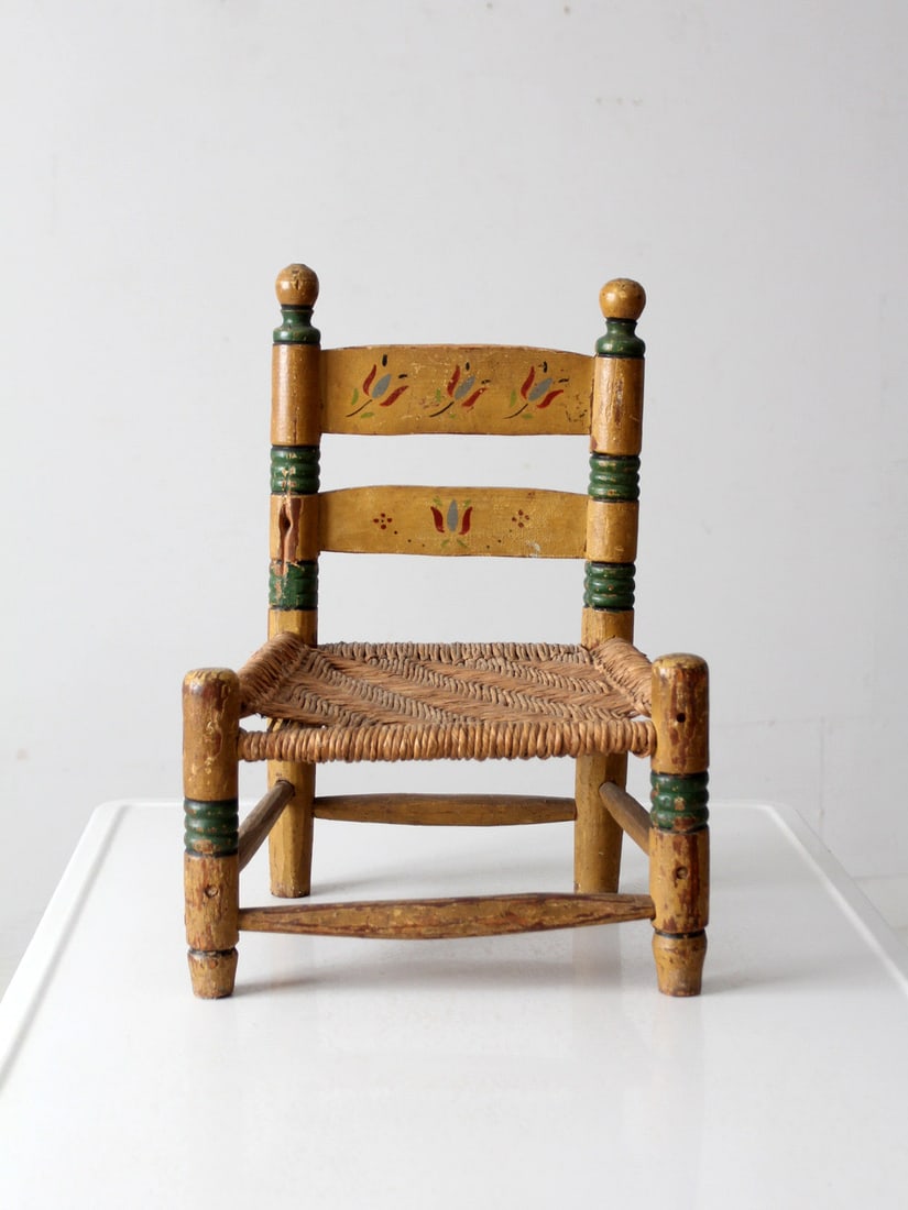 Vintage Mexican Folk Art Child's Chair with Hand-Painted Floral Design: Vintage Mexican Folk Art Child's Chair with Hand-Painted Floral Design This vintage Mexican folk art child's chair showcases exquisite hand-painted floral designs in vibrant mustard yellow and green. 