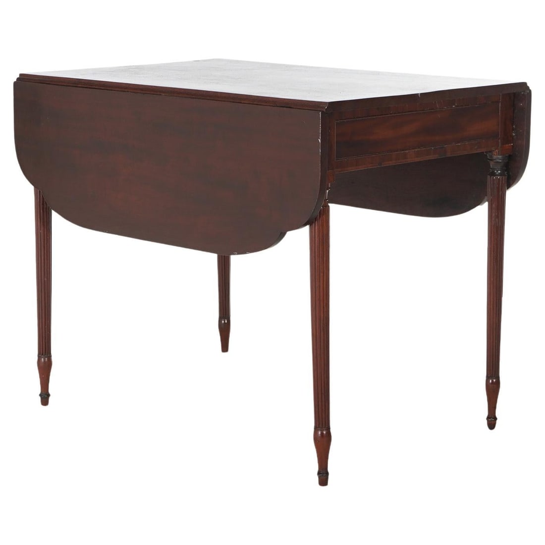 Antique Sheridan Pembroke Mahogany Drop Leaf Table c1820: Antique Sheridan Pembroke Mahogany Drop Leaf Table c1820 This exquisite Antique Sheridan Pembroke Drop Leaf Table, dating back to circa 1820, showcases the fine craftsmanship of the early 19th century