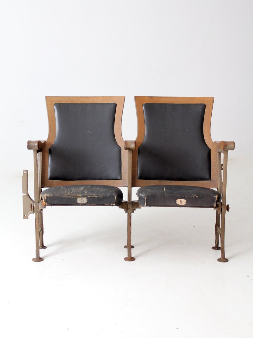 Early 20th Century Antique Theatre Seats Pair Cast Iron Wood: Early 20th Century Antique Theatre Seats Pair Cast Iron Wood This exquisite pair of antique American theatre seats dates back to the early 20th century, showcasing a charming blend of cast iron and wo
