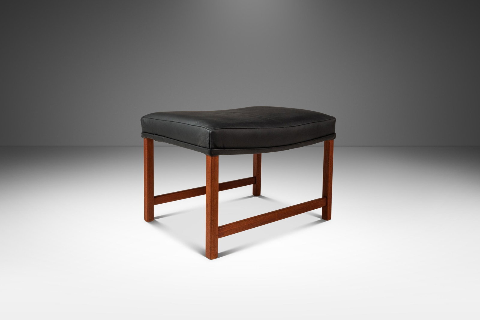 Danish Modern Rio Teak Leather Ottoman by Ole Wanscher France & Son 1960s: Danish Modern Rio Teak Leather Ottoman by Ole Wanscher France & Son 1960s Discover the elegance of Mid-Century design with this Rio Teak and Leather Ottoman, crafted by Ole Wanscher for France & Son i
