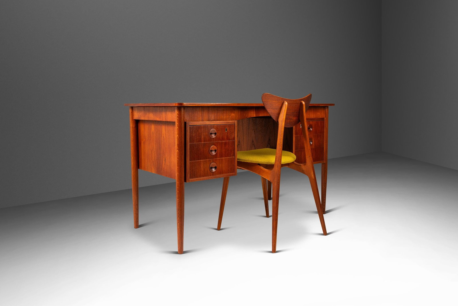 Danish Mid-Century Modern Teak Six-Drawer Writer's Desk 1960s: Danish Mid-Century Modern Teak Six-Drawer Writer's Desk 1960s This Petite Danish Mid-Century Modern six-drawer writer's desk is a stunning example of Danish craftsmanship, made from a blend of solid a