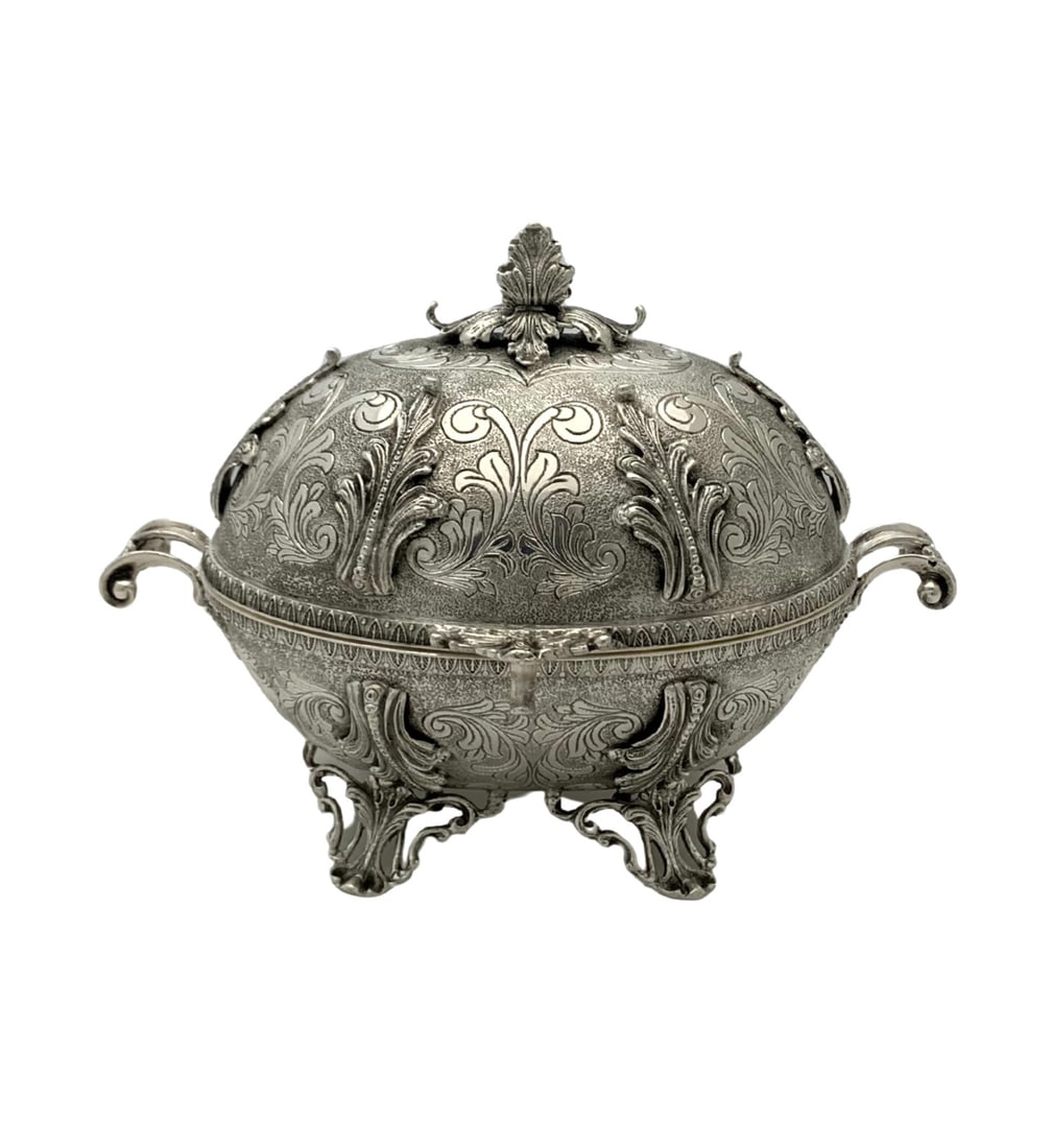 Handmade 925 Sterling Silver Carriage Esrog Box with Leaf Applique: Handmade 925 Sterling Silver Carriage Esrog Box with Leaf Applique This exquisite Esrog box is crafted from fine 925 sterling silver and features a unique carriage shape. The box showcases intricate h