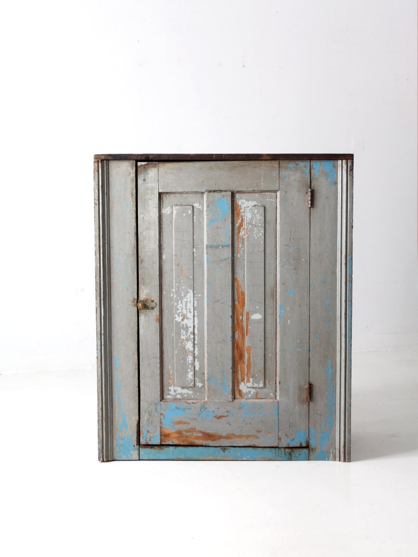 Antique Rustic Farmhouse Cupboard with 3 Shelves in Dove Gray: Antique Rustic Farmhouse Cupboard with 3 Shelves in Dove Gray Discover the charm of this Antique Rustic Farmhouse Cupboard Cabinet, a perfect addition to any vintage-inspired space. This primitive cup