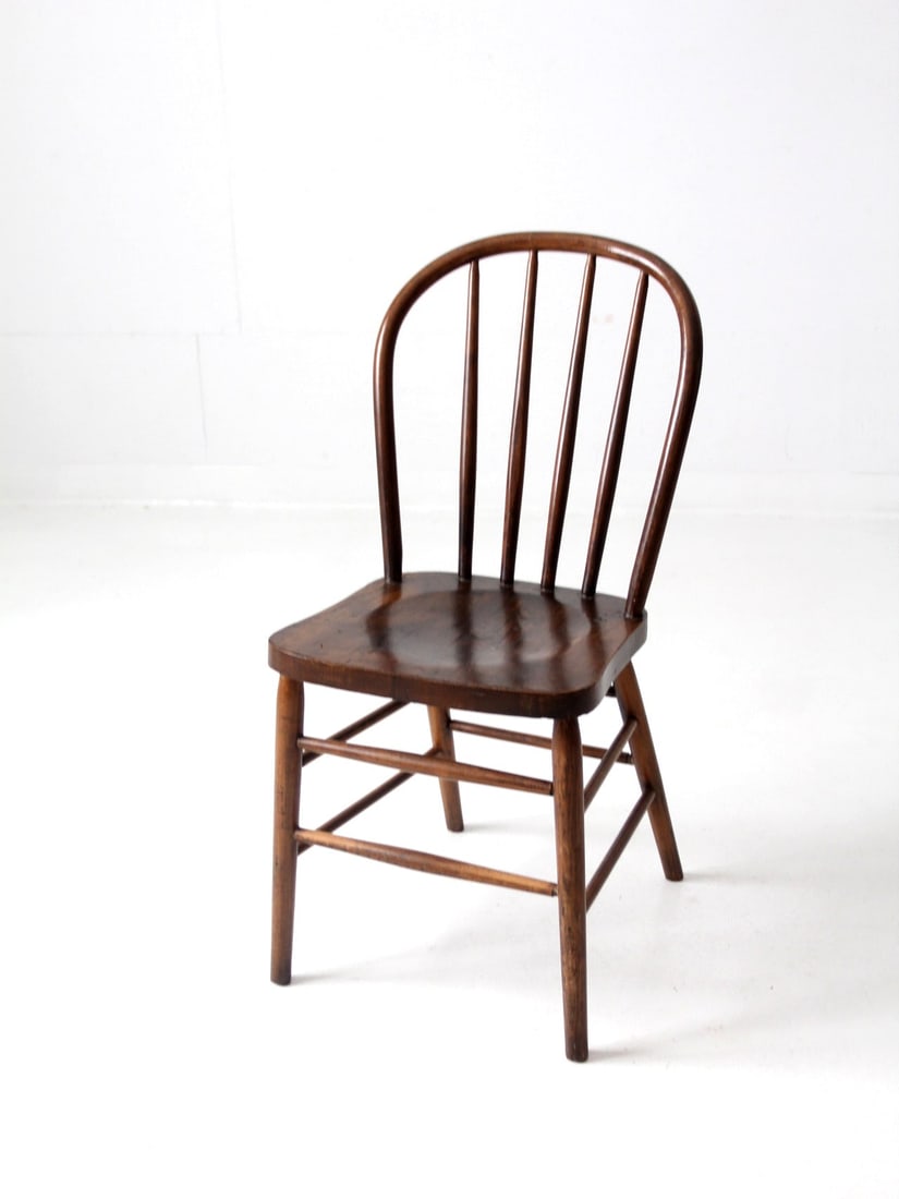 Charming Antique Bow Back Windsor Chair with Spindle Back: Charming Antique Bow Back Windsor Chair with Spindle Back Discover this charming antique bow back Windsor chair, a quintessential piece for farmhouse dining. Featuring a round spindle back, this chair