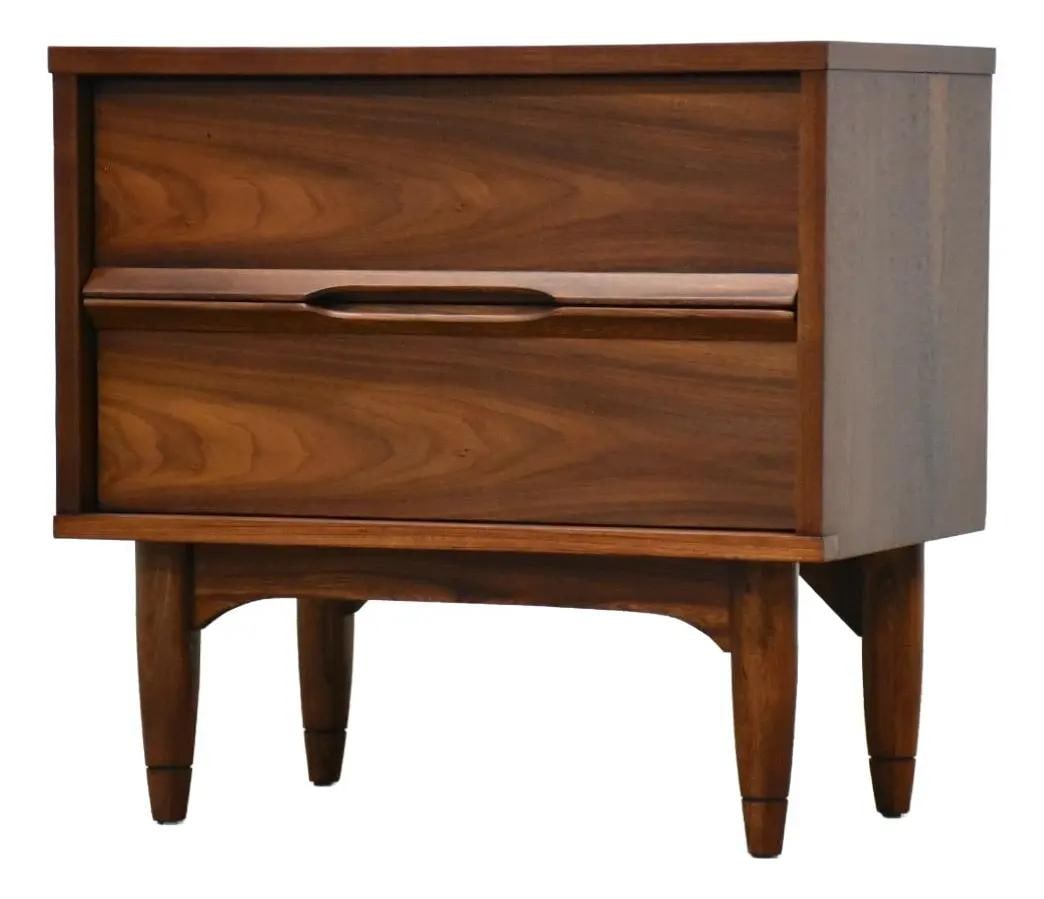 1960s USA Walnut Mid Century Modern Nightstand with 2 Drawers: 1960s USA Walnut Mid Century Modern Nightstand with 2 Drawers This exquisite mid-century modern nightstand features a refined walnut finish and offers two spacious drawers for storage. Professionally 
