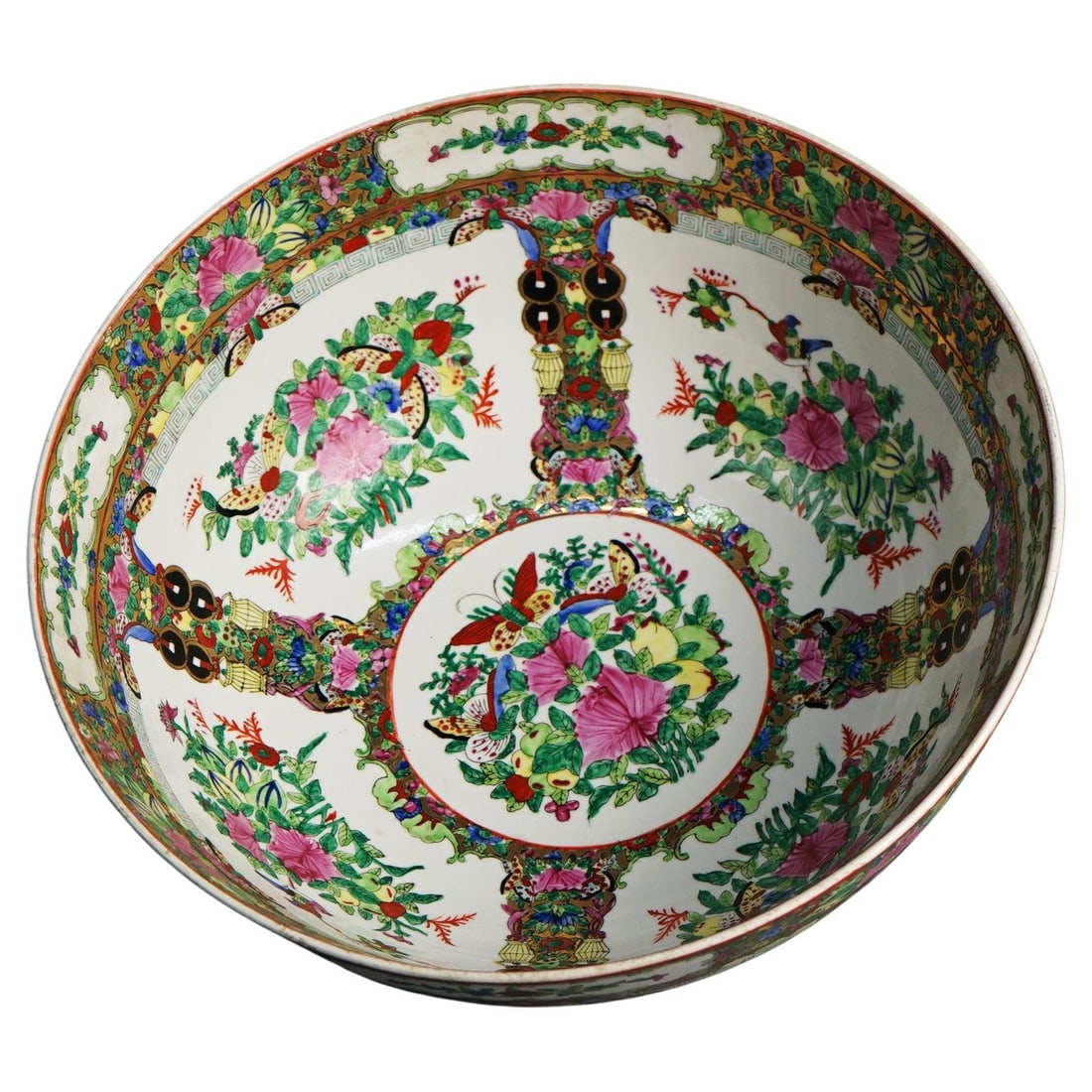Large Antique Chinese Rose Medallion Porcelain Wash Bowl with Garden Scene: Large Antique Chinese Rose Medallion Porcelain Wash Bowl with Garden Scene This exquisite Antique Large Chinese Rose Medallion Porcelain Wash Bowl from the 20th century showcases a vibrant garden scen