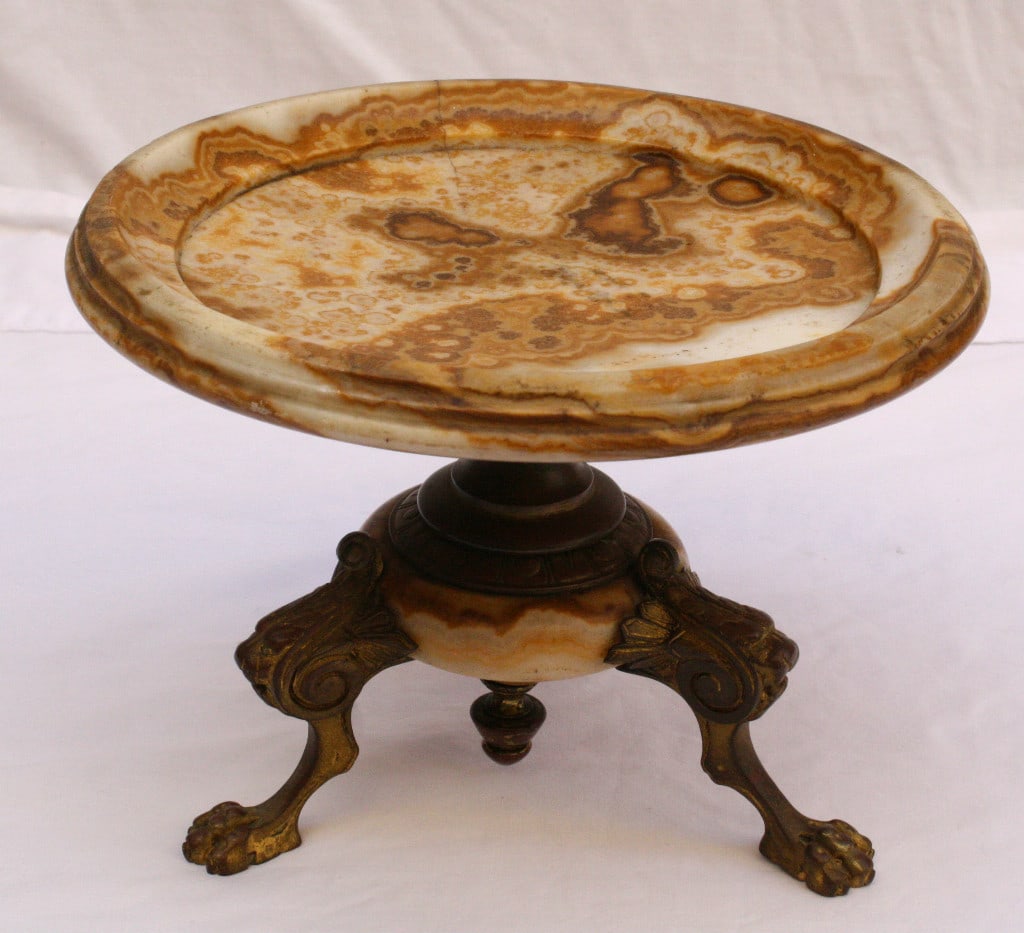1900 French Dore Bronze Marble Centerpiece 8.5 inch: 1900 French Dore Bronze Marble Centerpiece 8.5 inch Presenting a stunning early 1900 French dore bronze marble center piece that showcases exquisite detail, design, and patina. This magnificent piece 