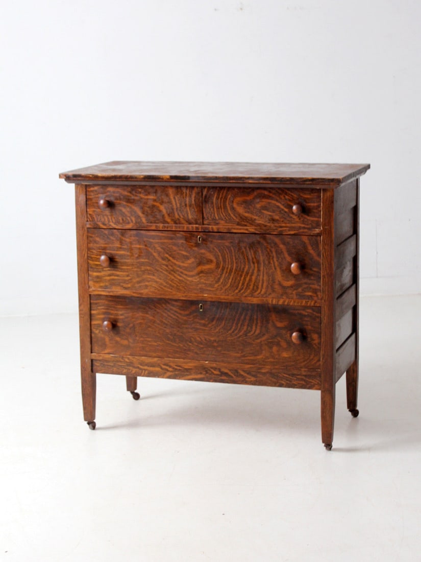 1910s Northern Furniture Co Antique Chest of Drawers in Tiger Oak: 1910s Northern Furniture Co Antique Chest of Drawers in Tiger Oak Discover a piece of history with this Antique Chest of Drawers from the Northern Furniture Company, crafted in the 1910s-1920s. This s