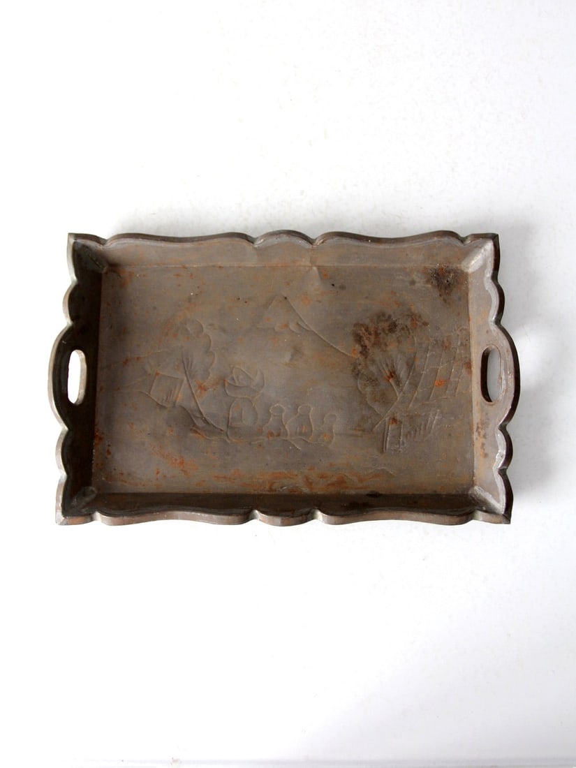 Handcrafted Vintage Mexican Folk Art Tin Tray with Scalloped Trim: Handcrafted Vintage Mexican Folk Art Tin Tray with Scalloped Trim Discover the charm of this vintage Mexican folk art tin tray, a hand-crafted piece showcasing a beautifully etched landscape scene wit
