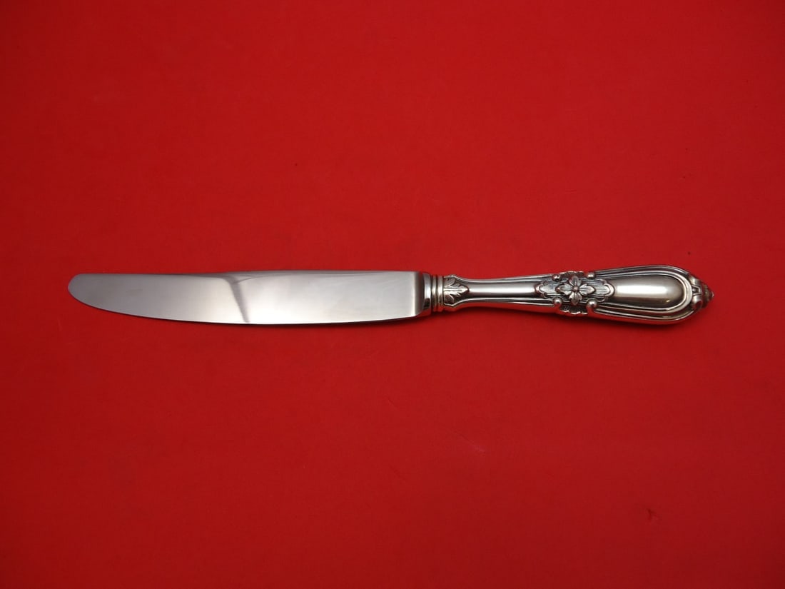 Buccellati Esteval 10 Inch Sterling Silver Dinner Knife Italy: Buccellati Esteval 10 Inch Sterling Silver Dinner Knife Italy Elevate your dining experience with this exquisite 10" dinner knife from Buccellati's Esteval pattern. Crafted in Italy, this piece featur