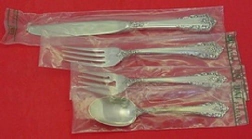 Lunt Rondelay Sterling Silver 4-Piece Place Setting New: Lunt Rondelay Sterling Silver 4-Piece Place Setting New Experience the elegance of dining with the Rondelay by Lunt 4-piece sterling silver place setting. This exquisite set, crafted from high-quality