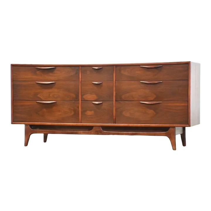 1960s Lane Perception Mid Century Walnut Dresser with Sculpted Pulls: 1960s Lane Perception Mid Century Walnut Dresser with Sculpted Pulls Discover this stunning mid-century modern walnut dresser by Lane Perception, featuring nine spacious drawers adorned with sculpted 