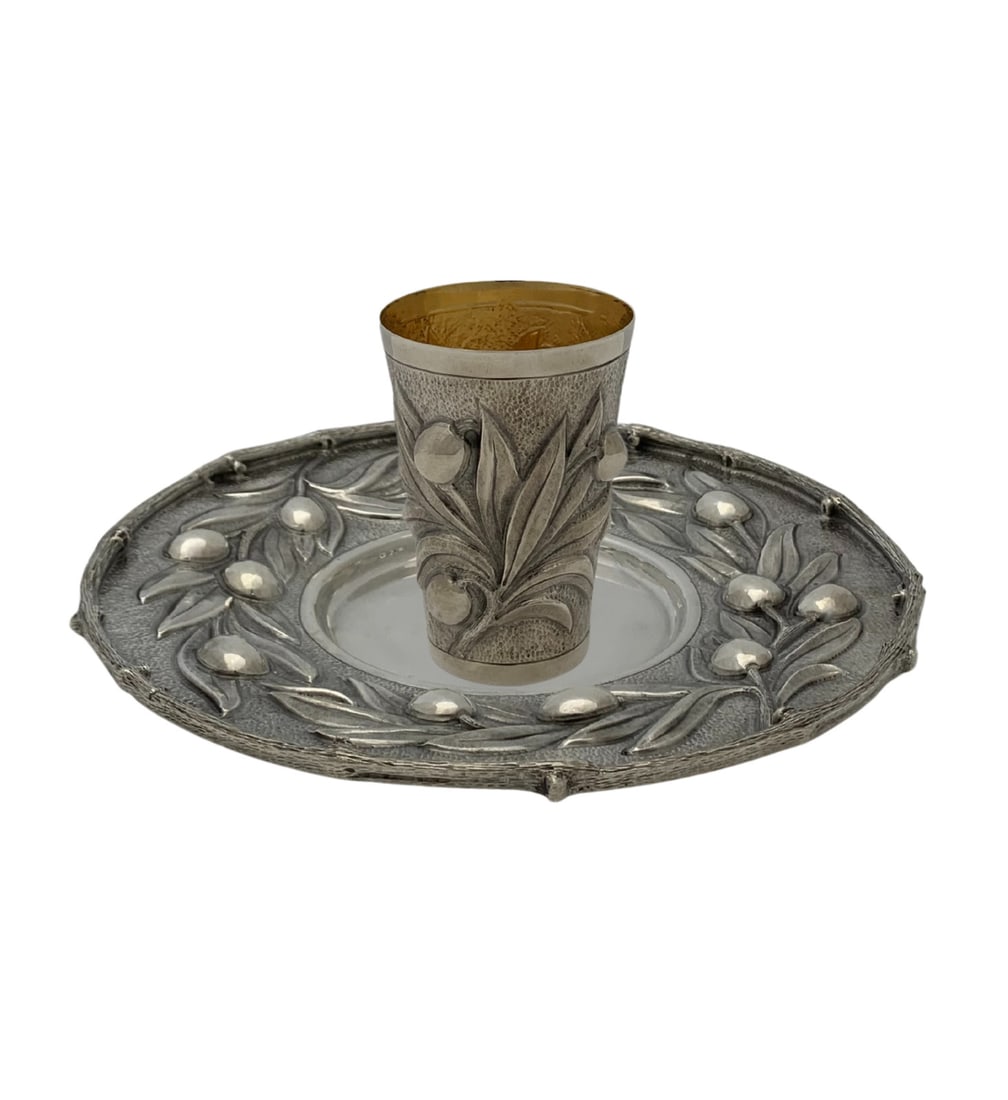 Handmade Italian 925 Sterling Silver Cup & Tray with Olive Branch Design: Handmade Italian 925 Sterling Silver Cup & Tray with Olive Branch Design This exquisite cup and tray set is crafted from fine Italian 925 sterling silver, showcasing intricate handmade olive branch de
