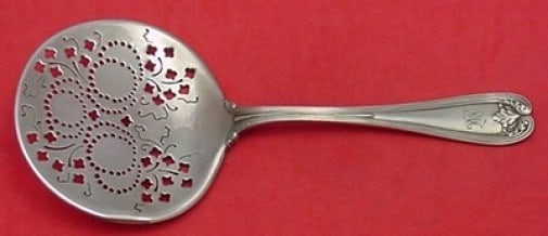 Tiffany & Co Colonial Sterling Silver Tomato Server 8" Leaf Vine Design: Tiffany & Co Colonial Sterling Silver Tomato Server 8" Leaf Vine Design This exquisite tomato server from Tiffany & Co. features the elegant Colonial pattern, crafted from high-quality sterling silver