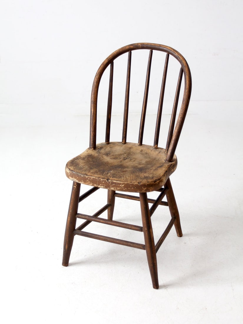 19th Century Windsor Bow Back Farmhouse Chair Rustic Charm: 19th Century Windsor Bow Back Farmhouse Chair Rustic Charm This late 19th-century Windsor bow back farmhouse chair embodies rustic charm with its unique worn patina and artisanal craftsmanship. The el