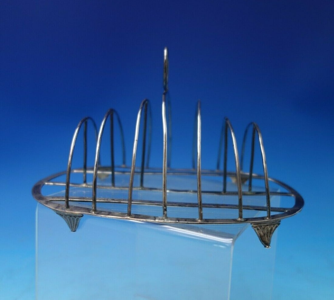 Georgian Sterling Silver Toast Rack Circa 1786 4.5oz: Georgian Sterling Silver Toast Rack Circa 1786 4.5oz This exquisite English Georgian toast rack, crafted from sterling silver, showcases applied feet and dates back to approximately 1786. Measuring 4 