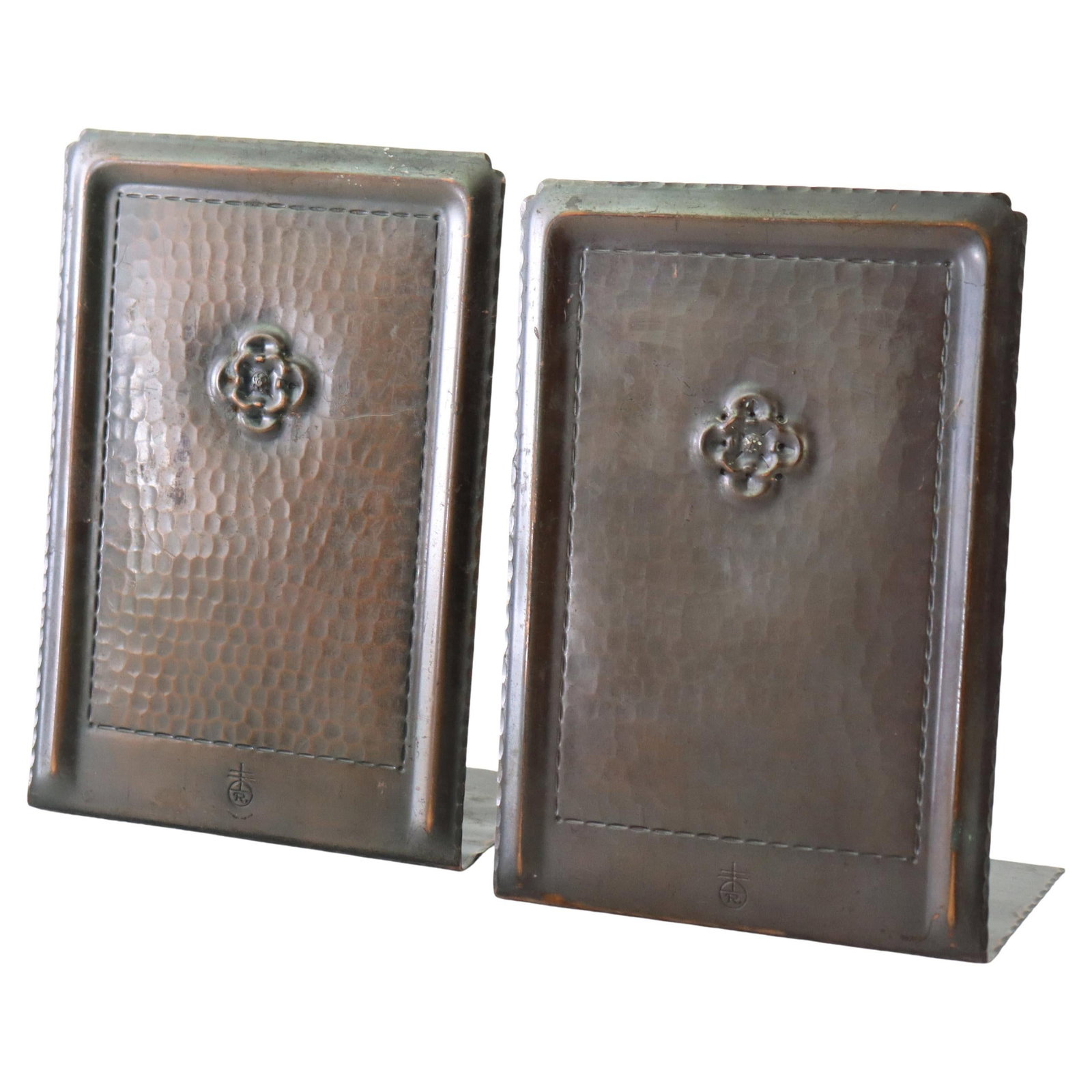 Antique Roycroft Mission Hammered Copper Flower Bookends Set of 2 c1920: Antique Roycroft Mission Hammered Copper Flower Bookends Set of 2 c1920 Enhance your literary collection with this exquisite set of Antique Roycroft Mission Arts & Crafts Hammered Copper Bookends. Cra