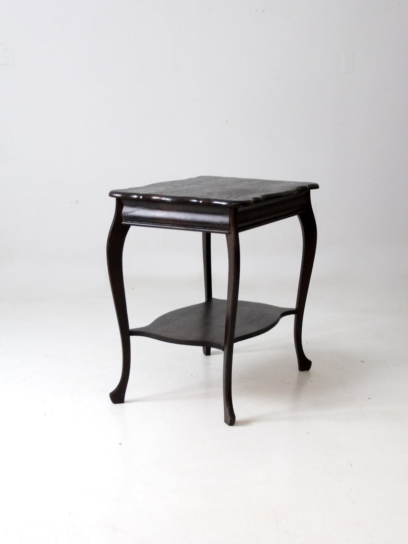 Antique Wolverine Mfg Co Parlor Table with Scalloped Top: Antique Wolverine Mfg Co Parlor Table with Scalloped Top Discover this exquisite Antique Wood Parlor Table by Wolverine Mfg Co., a classic piece crafted between 1887 and 1919. This stunning table feat