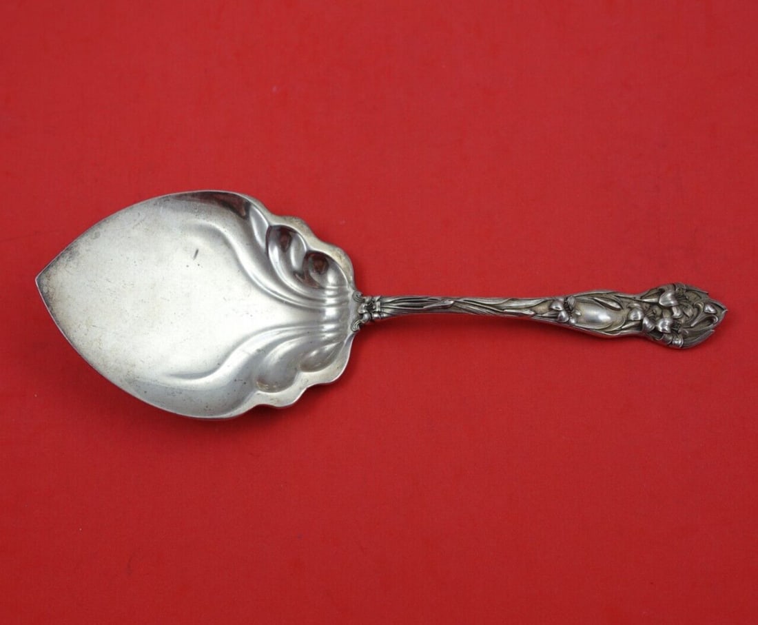 Watson Lily Sterling Silver 8.5 Inch Waffle Server Serving Piece: Watson Lily Sterling Silver 8.5 Inch Waffle Server Serving Piece This exquisite waffle server is part of the renowned Lily pattern by Watson, crafted from high-quality sterling silver (.925). Measurin