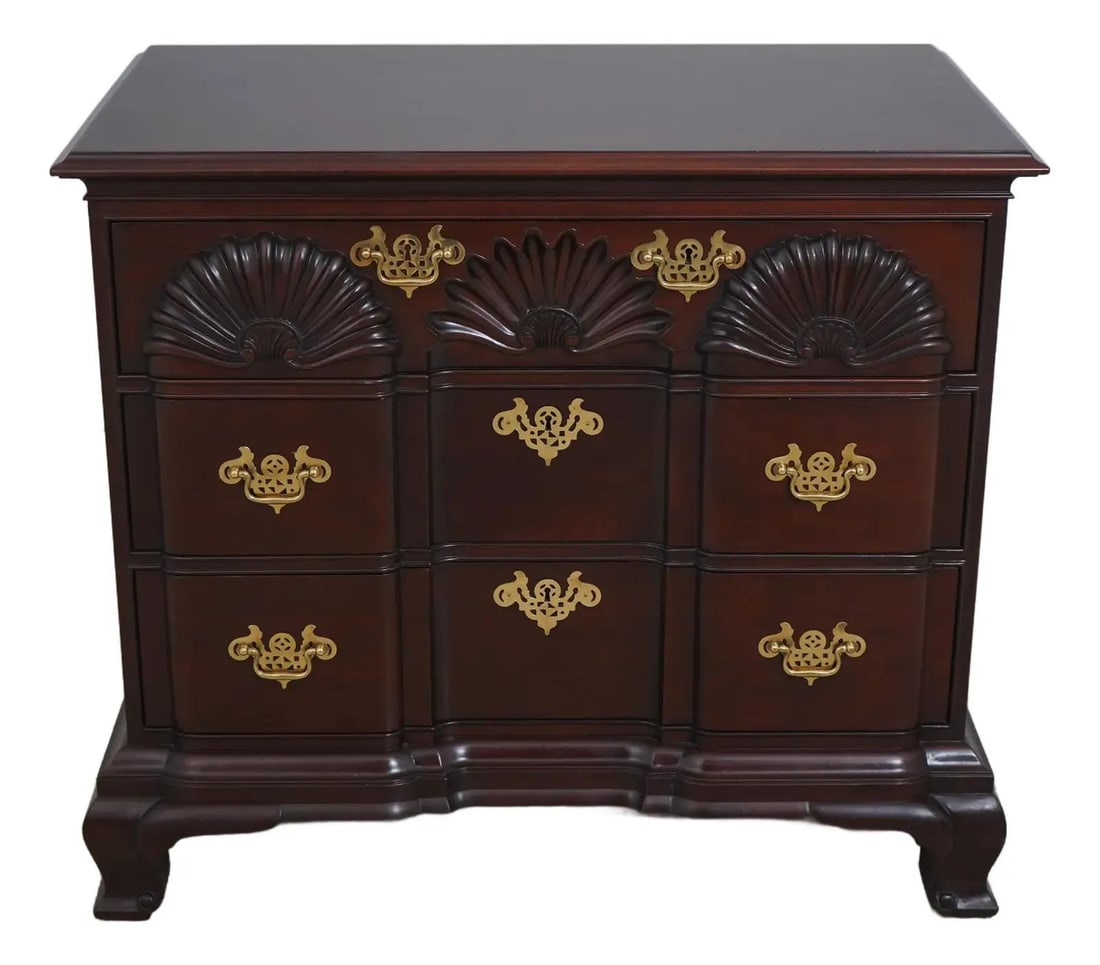 Kindel Goddard Townsend Mahogany Blockfront Chest Chippendale Design: Kindel Goddard Townsend Mahogany Blockfront Chest Chippendale Design This exquisite Kindel Goddard Townsend Blockfront Chest is a stunning piece that showcases the finest craftsmanship and timeless de