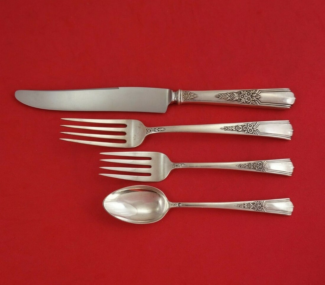 Lunt Gaycourt Sterling Silver 4-Piece Dinner Place Setting: Lunt Gaycourt Sterling Silver 4-Piece Dinner Place Setting Enhance your dining experience with this elegant 4-piece dinner size place setting from the Gaycourt pattern by Lunt. Crafted from high-quali