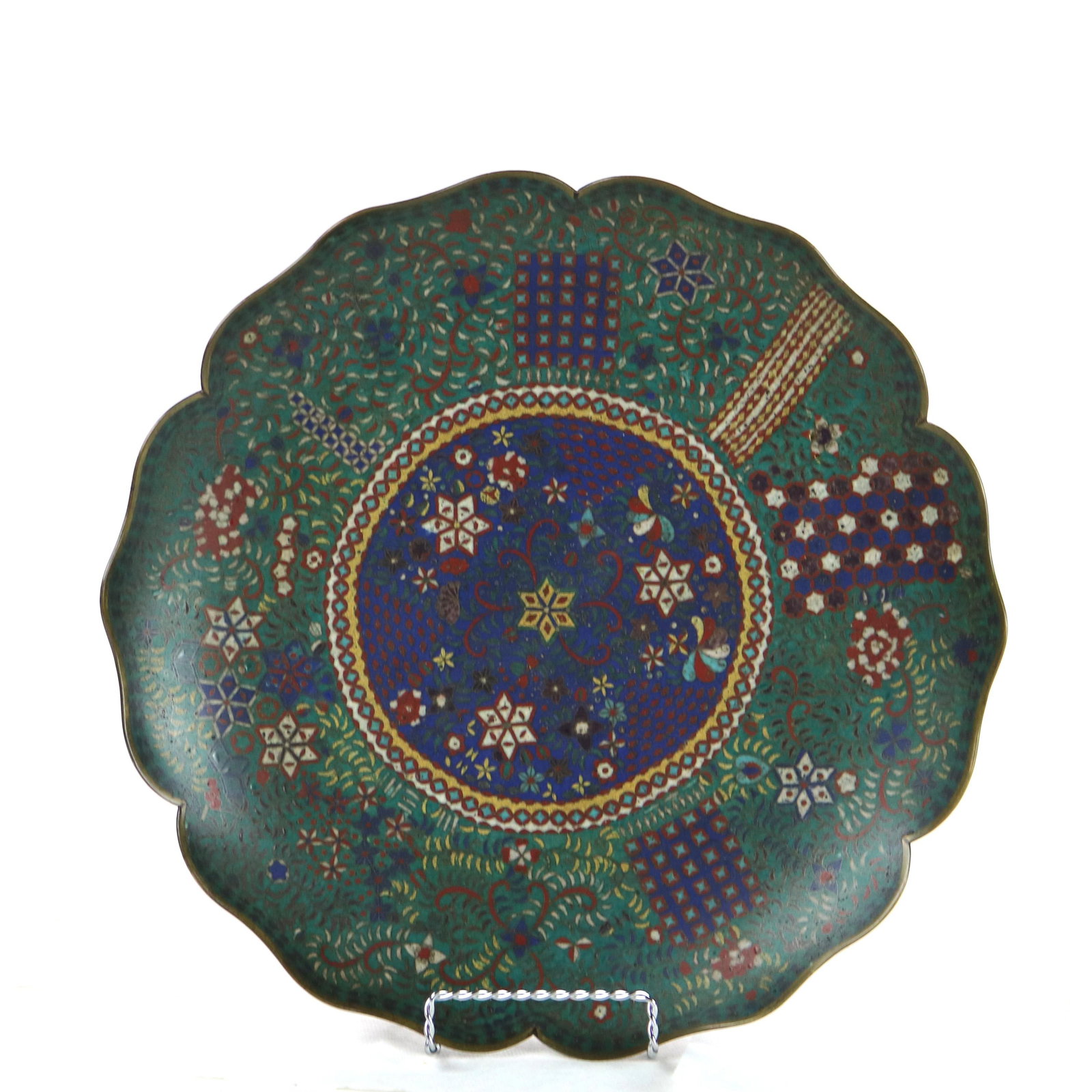 Antique Japanese Cloisonne Charger C1920 Scalloped Edge Floral Design: Antique Japanese Cloisonne Charger C1920 Scalloped Edge Floral Design This stunning antique Japanese cloisonne charger, crafted circa 1920, features a distinctive scalloped edge and intricate geometri