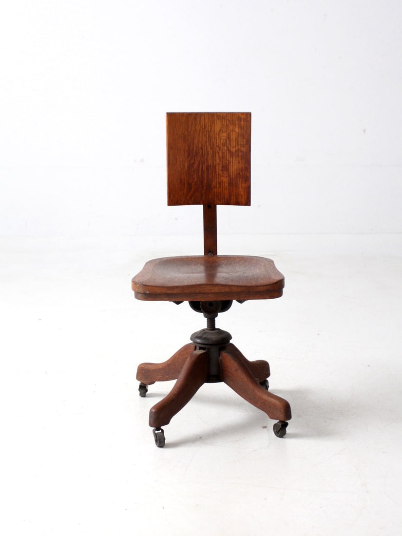 Early 20th Century Antique Oak Swivel Desk Chair: Early 20th Century Antique Oak Swivel Desk Chair This exquisite early 20th-century antique oak swivel desk chair is a perfect blend of functionality and classic design. It features a quarter-sawn oak 