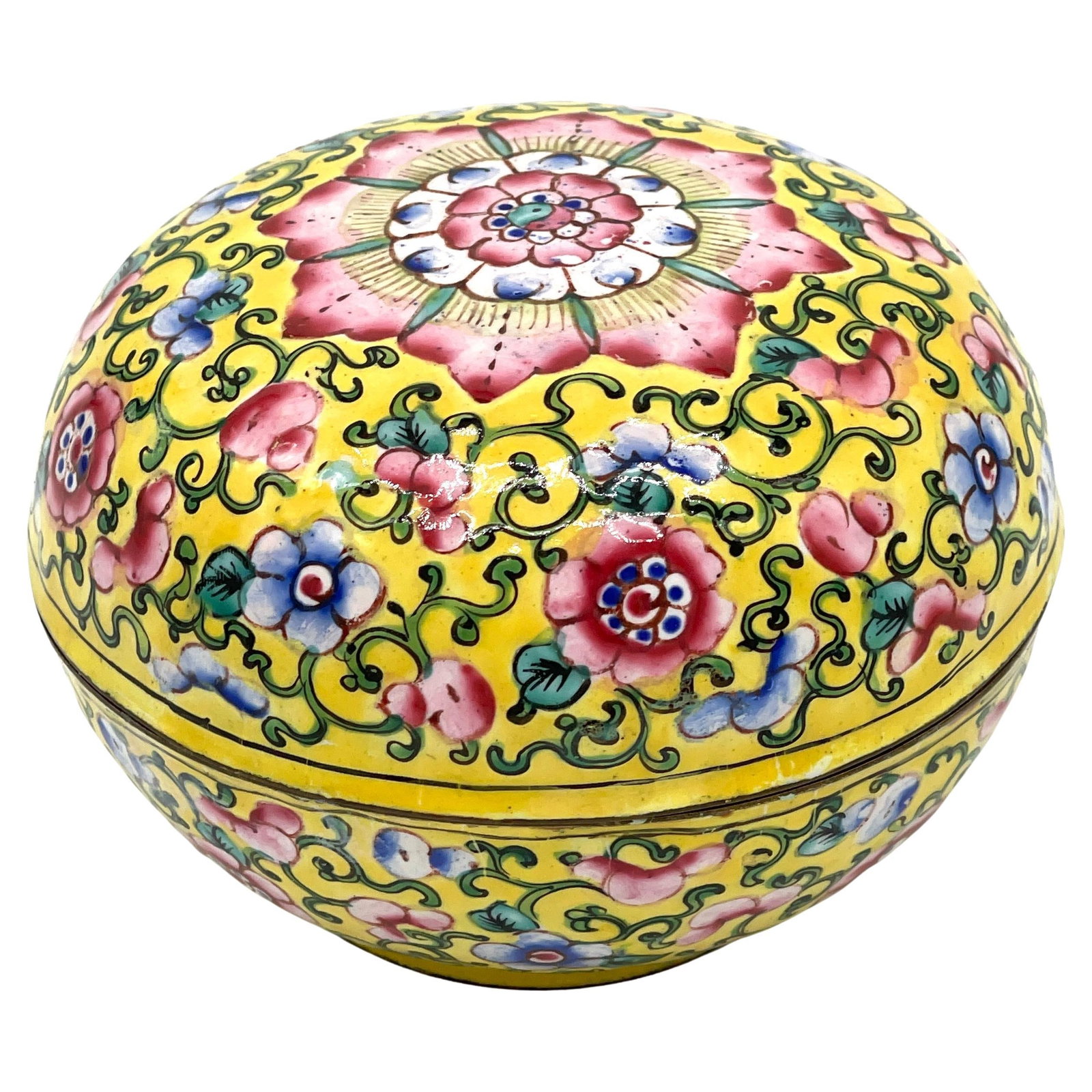 20th Century Chinese Export Yellow Floral Enamel Round Box: 20th Century Chinese Export Yellow Floral Enamel Round Box Discover the beauty of this exquisite Chinese Export Yellow Floral Beijing Enamel Round Box from the 20th century. This stunning piece featur