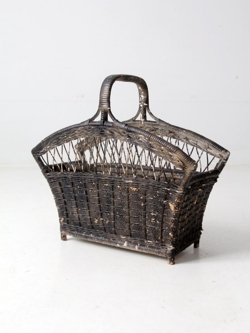 Vintage Black Wicker Magazine Rack with Two Compartments: Vintage Black Wicker Magazine Rack with Two Compartments Discover this charming vintage wicker magazine rack, perfect for organizing your reading materials. Crafted from black wicker, this stylish pie