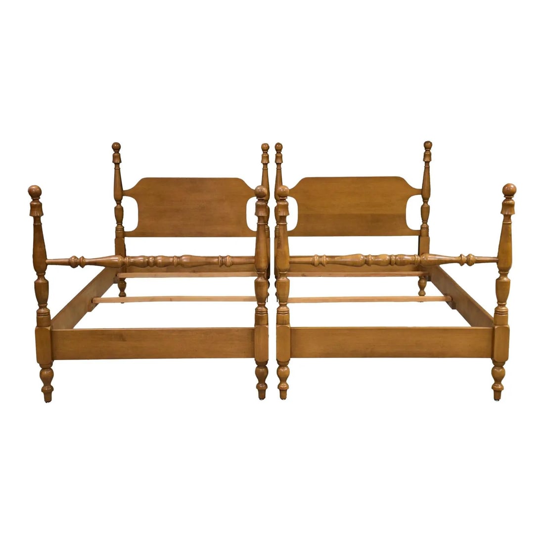Colonial Style Solid Maple Twin Beds Pair Made in USA: Colonial Style Solid Maple Twin Beds Pair Made in USA This exquisite pair of solid maple twin beds showcases a classic colonial style, crafted in the USA during the 1980s. They are in excellent origin