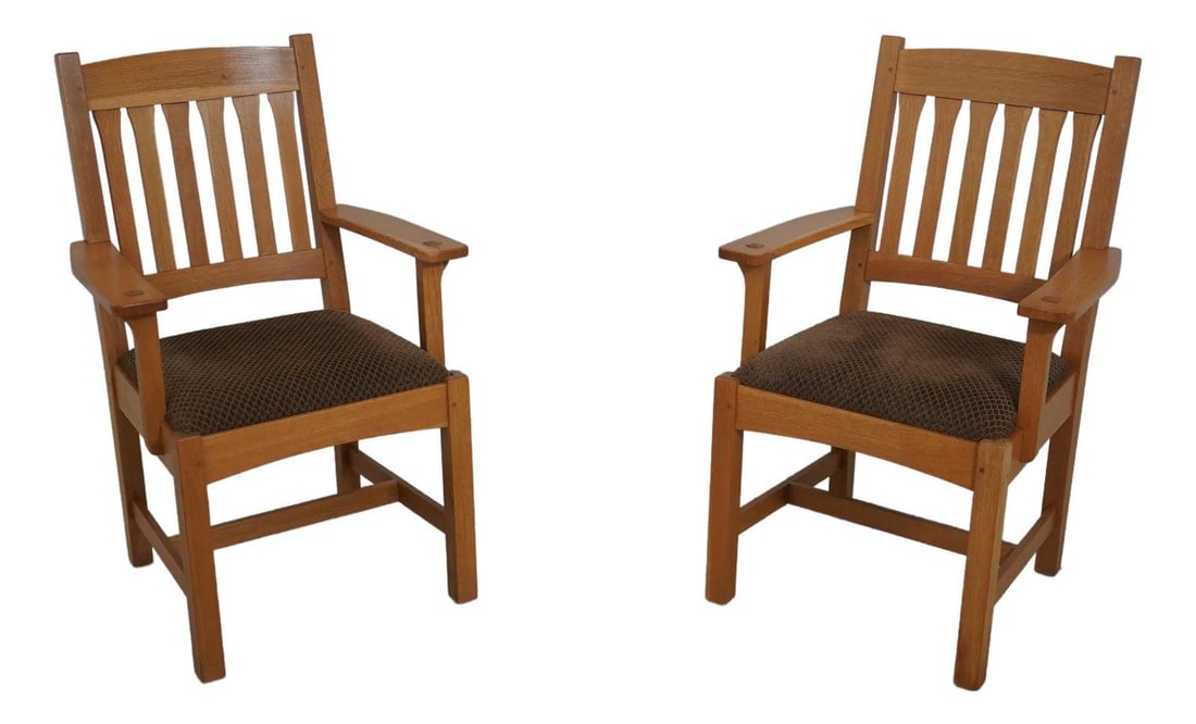 Stickley Arts & Crafts Style Oak Chairs Pair Brown Finish No.38: Stickley Arts & Crafts Style Oak Chairs Pair Brown Finish No.38 This elegant pair of Stickley Mission Oak Arts & Crafts style chairs showcases exceptional craftsmanship and quality. Made from durable 