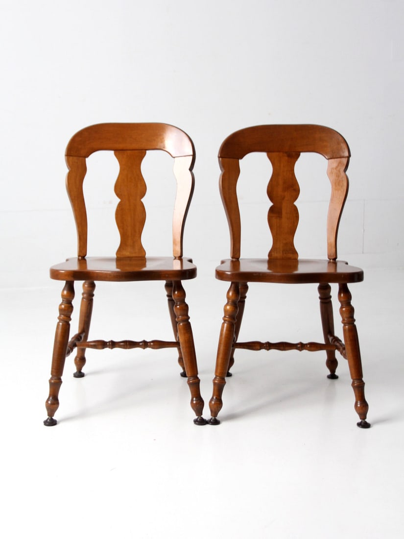 Elegant Mid Century Splat Back Dining Chairs Set: Elegant Mid Century Splat Back Dining Chairs Set This elegant set of mid 20th century splat back dining chairs showcases a timeless design featuring graceful turned splayed legs and curving backs with