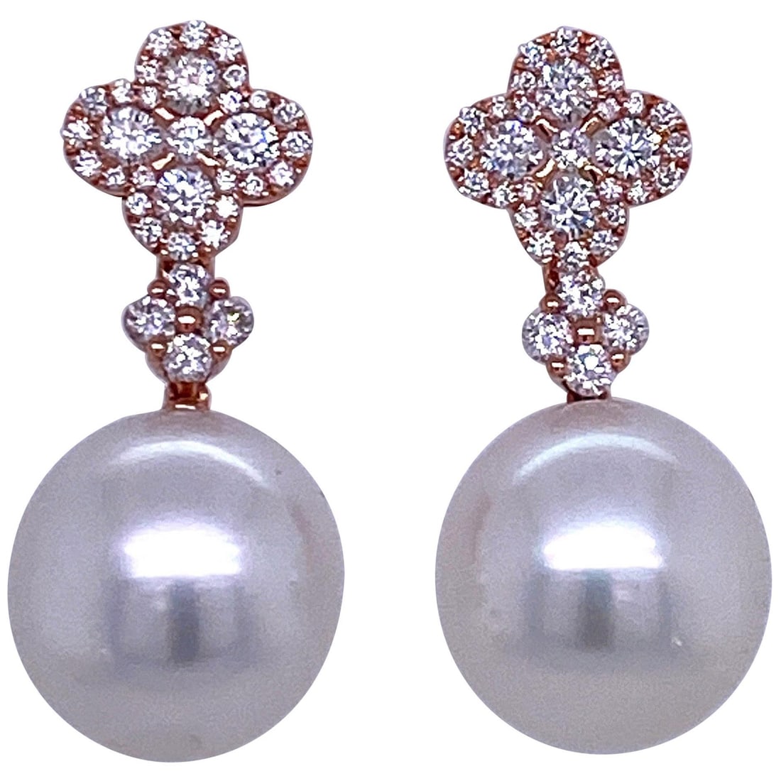 Harbor Diamonds 18K Rose Gold Pearl Drop Earrings 0.77 Carat: Harbor Diamonds 18K Rose Gold Pearl Drop Earrings 0.77 Carat Elevate your elegance with these stunning drop earrings crafted in 18K rose gold. Each earring features two exquisite South Sea pearls meas