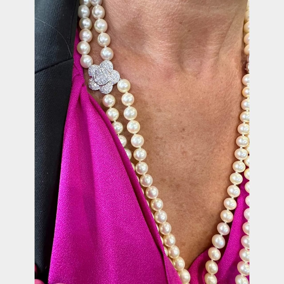 18K White Gold Cultured Pearl Necklace with Diamond Clasp: 18K White Gold Cultured Pearl Necklace with Diamond Clasp This elegant necklace features a stunning arrangement of cultured pearls and sparkling diamonds. Made from 18K white gold, it weighs 144.4 gra