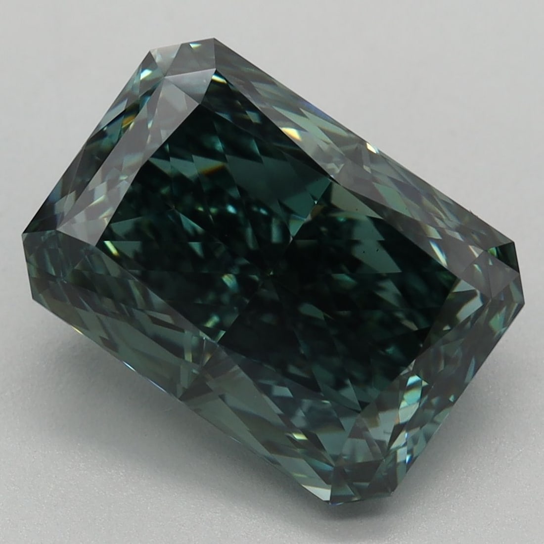 Loose Diamond - RADIANT 3.22ct Fancy Vivid Green VS1: Loose Diamond - RADIANT 3.22ct Fancy Vivid Green VS1 Source: This is a real non-mined Diamond that has been grown in a lab Shape: RADIANT Carats: 3.22 Color: Fancy Vivid Green Certification: IGI Video