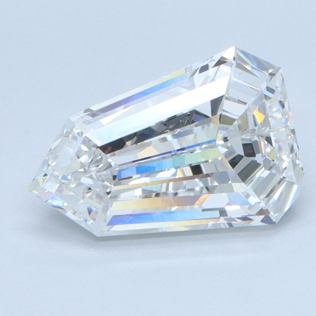 Loose Diamond - SHIELD 2.33ct E VVS2: Loose Diamond - SHIELD 2.33ct E VVS2 Source: This is a real non-mined Diamond that has been grown in a lab Shape: SHIELD Carats: 2.33 Color: E Clarity: VVS2 Certification: IGI Condition: Pre-Owned PLE