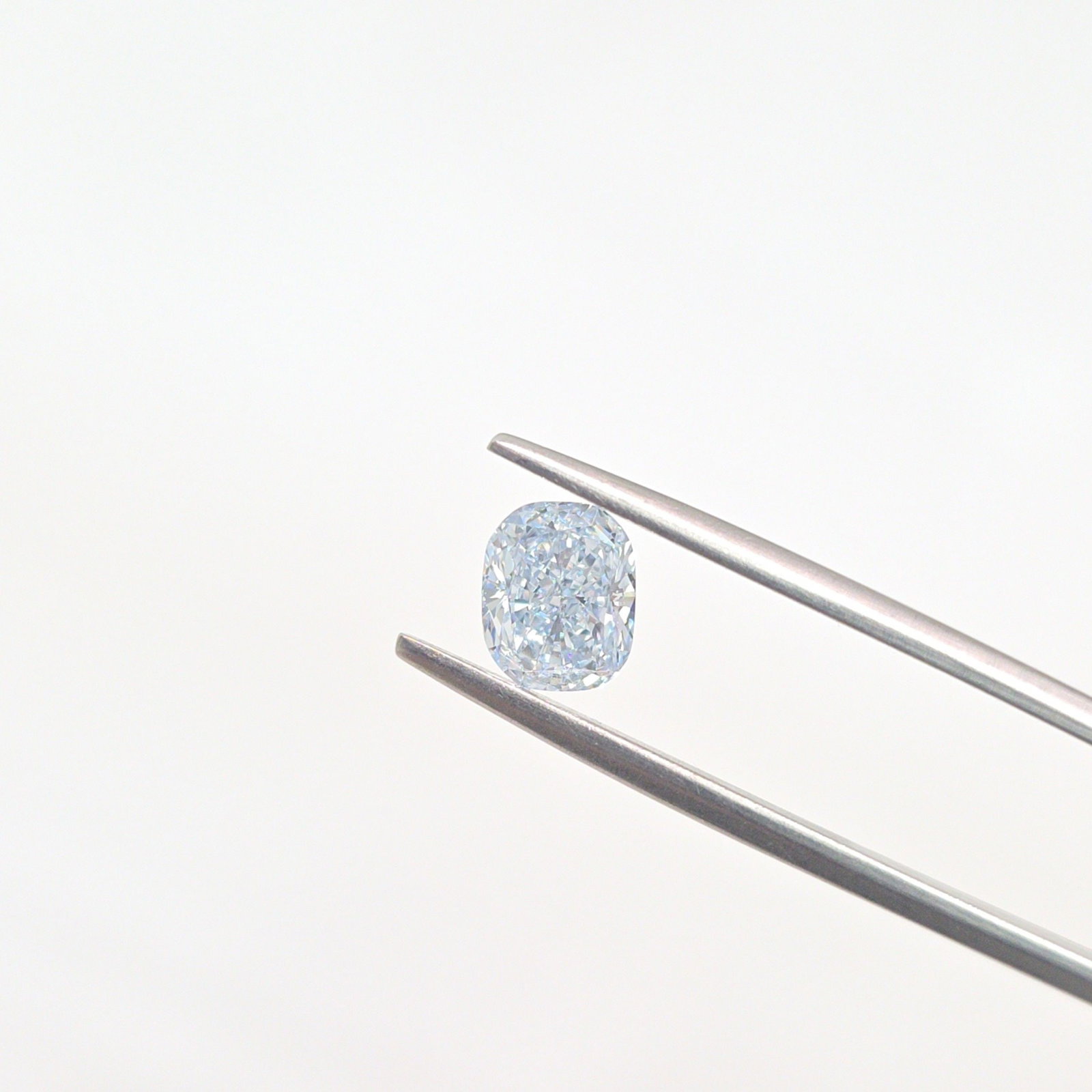 Loose Diamond - CUSHION MODIFIED 1.16ct Light Blue VVS2: Loose Diamond - CUSHION MODIFIED 1.16ct Light Blue VVS2 Source: This is a real non-mined Diamond that has been grown in a lab Shape: CUSHION MODIFIED Carats: 1.16 Color: Light Blue Certification: IGI 