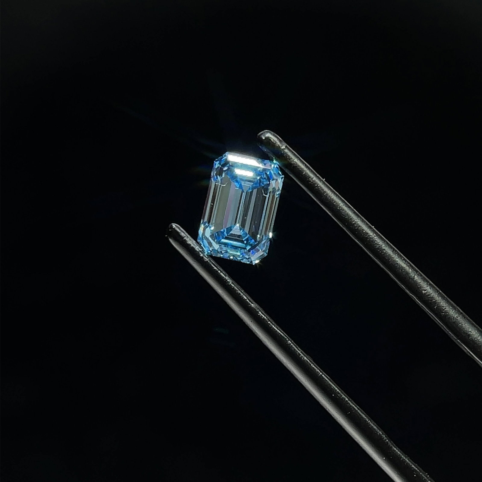 Loose Diamond - EMERALD 0.76ct Fancy Vivid Blue VS1: Loose Diamond - EMERALD 0.76ct Fancy Vivid Blue VS1 Source: This is a real non-mined Diamond that has been grown in a lab Shape: EMERALD Carats: 0.76 Color: Fancy Vivid Blue Certification: IGI Video: