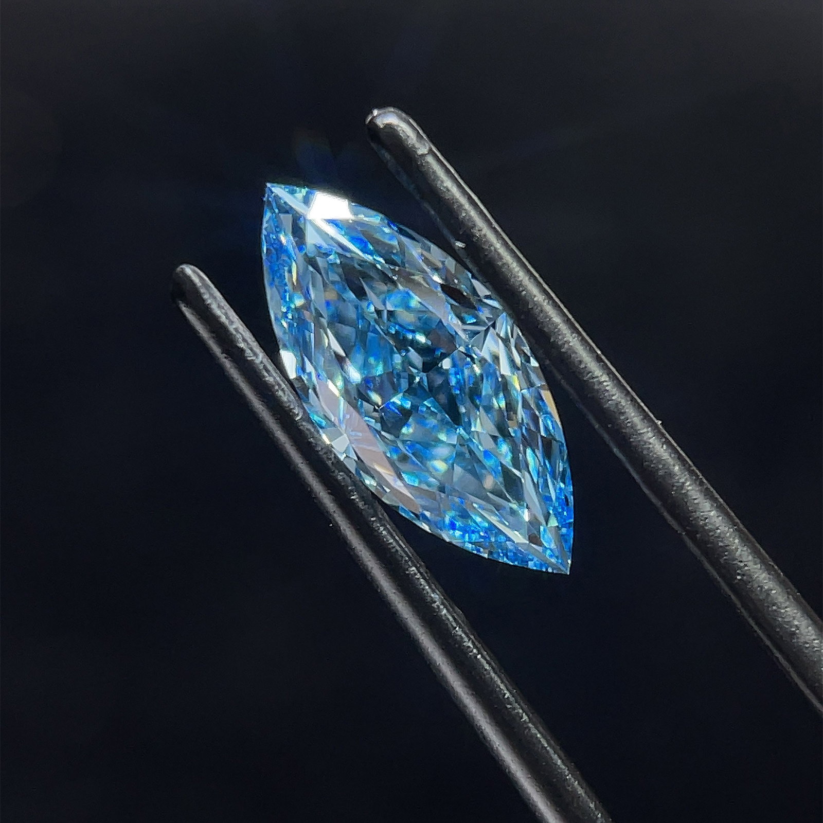 Loose Diamond - MARQUISE 1.76ct Fancy Vivid Blue VVS2: Loose Diamond - MARQUISE 1.76ct Fancy Vivid Blue VVS2 Source: This is a real non-mined Diamond that has been grown in a lab Shape: MARQUISE Carats: 1.76 Color: Fancy Vivid Blue Certification: IGI Vide