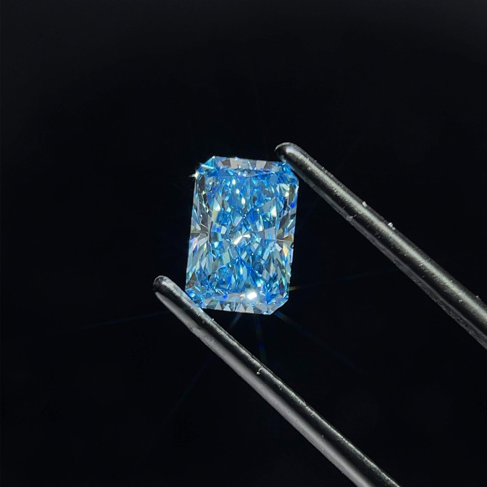 Loose Diamond - RADIANT 1.54ct Fancy Vivid Blue VS2: Loose Diamond - RADIANT 1.54ct Fancy Vivid Blue VS2 Source: This is a real non-mined Diamond that has been grown in a lab Shape: RADIANT Carats: 1.54 Color: Fancy Vivid Blue Certification: IGI Video:
