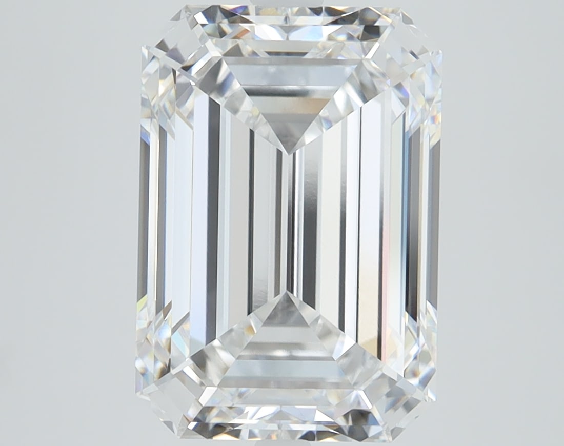 Loose Diamond - EMERALD 3.95ct E VS1: Loose Diamond - EMERALD 3.95ct E VS1 Source: This is a real non-mined Diamond that has been grown in a lab Shape: EMERALD Carats: 3.95 Color: E Clarity: VS1 Certification: GIA Condition: Pre-Owned PLE