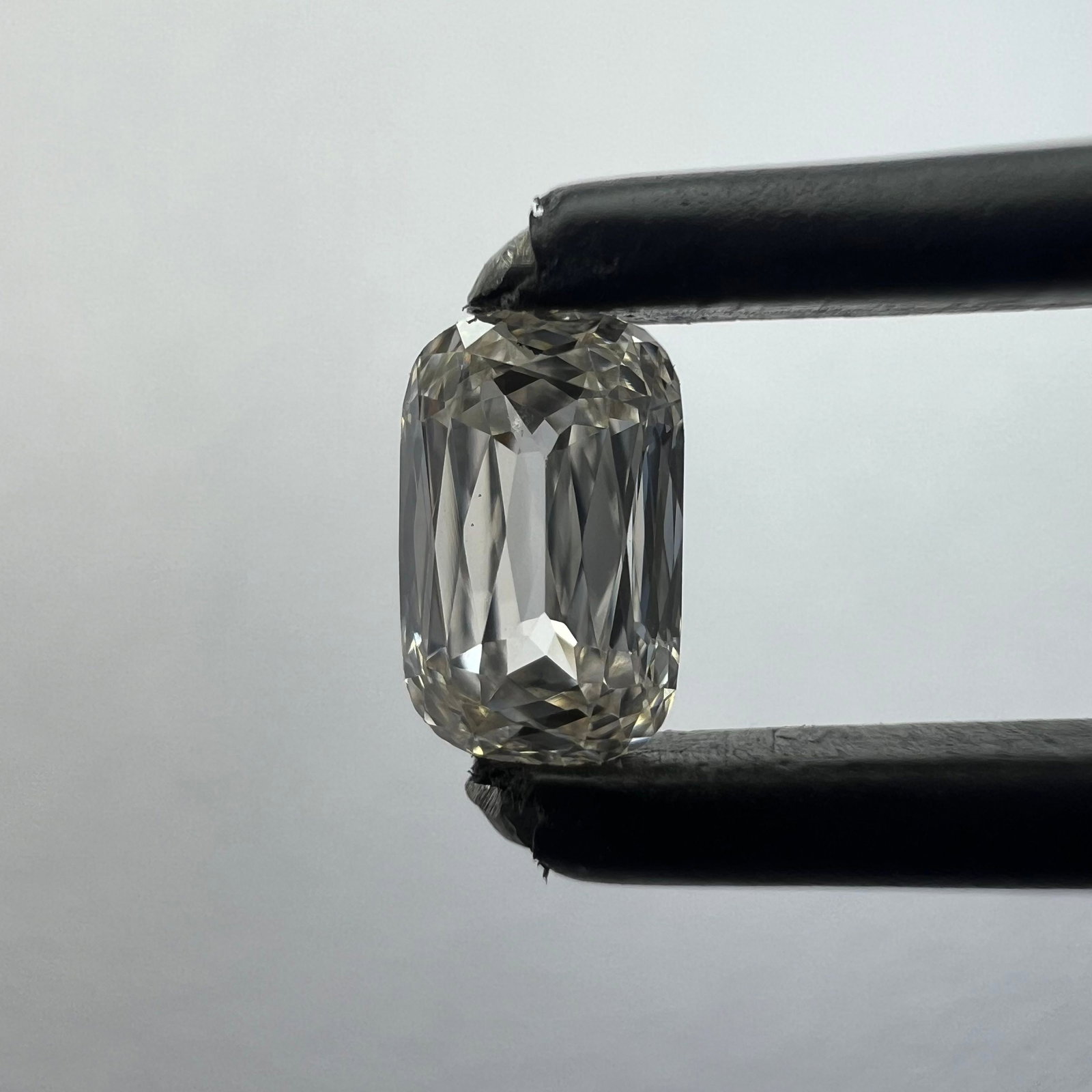 Loose Diamond - CUSHION BRILLIANT 0.38ct H VS1: Loose Diamond - CUSHION BRILLIANT 0.38ct H VS1 Source: This is a real non-mined Diamond that has been grown in a lab Shape: CUSHION BRILLIANT Carats: 0.38 Color: H Clarity: VS1 Certification: NONE PLE