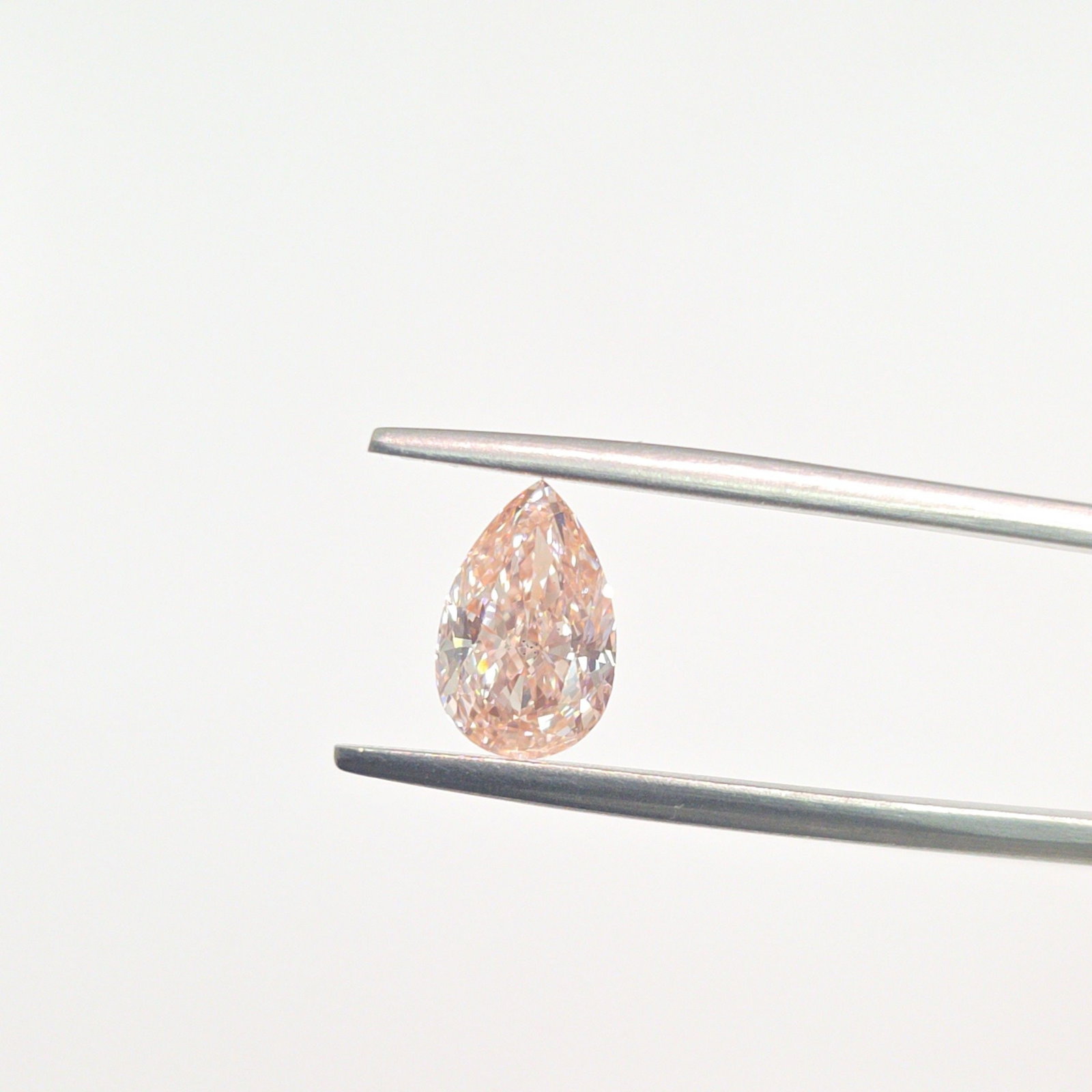 Loose Diamond - PEAR 1.5ct Fancy Vivid Pink VS2: Loose Diamond - PEAR 1.5ct Fancy Vivid Pink VS2 Source: This is a real non-mined Diamond that has been grown in a lab Shape: PEAR Carats: 1.5 Color: Fancy Vivid Pink Certification: IGI PLEASE NOTE: Fr