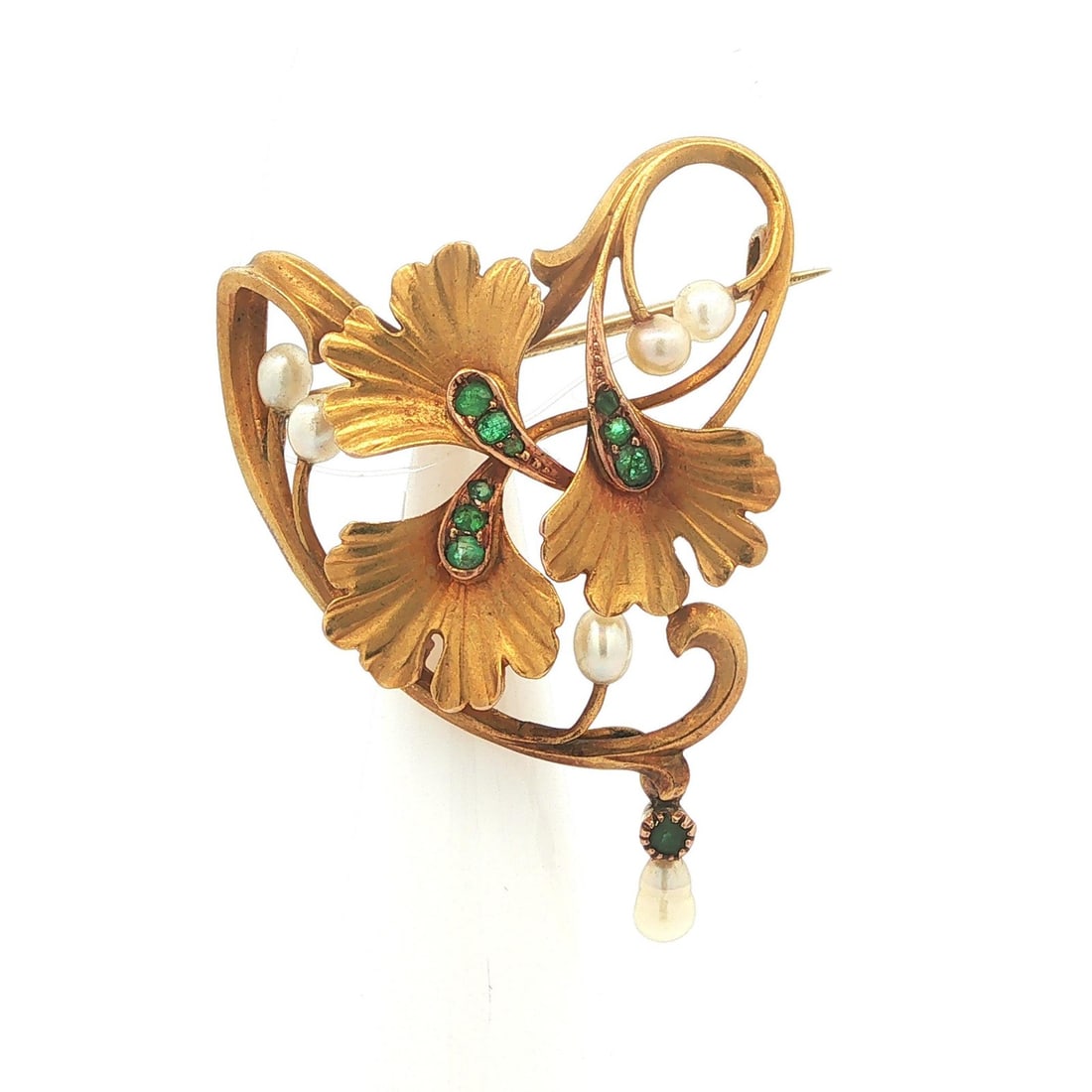 Art Nouveau Era 18k Yellow Gold Brooch with Emeralds and Cultured Pearls: Art Nouveau Era 18k Yellow Gold Brooch with Emeralds and Cultured Pearls This antique Art Nouveau brooch features an intricate interlocking ginkgo leaf design crafted from solid 18k yellow gold with a