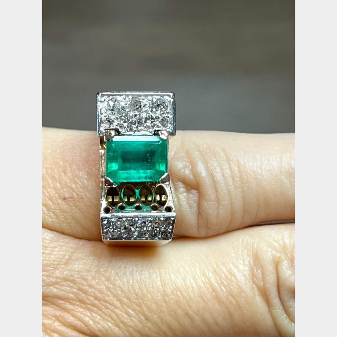 Stunning Retro 18K Gold Platinum Emerald Diamond Ring 2.00 Ct: Stunning Retro 18K Gold Platinum Emerald Diamond Ring 2.00 Ct This exquisite Retro ring features a stunning 18K gold and platinum top setting, showcasing a vibrant approximately 2.00 Ct emerald at its