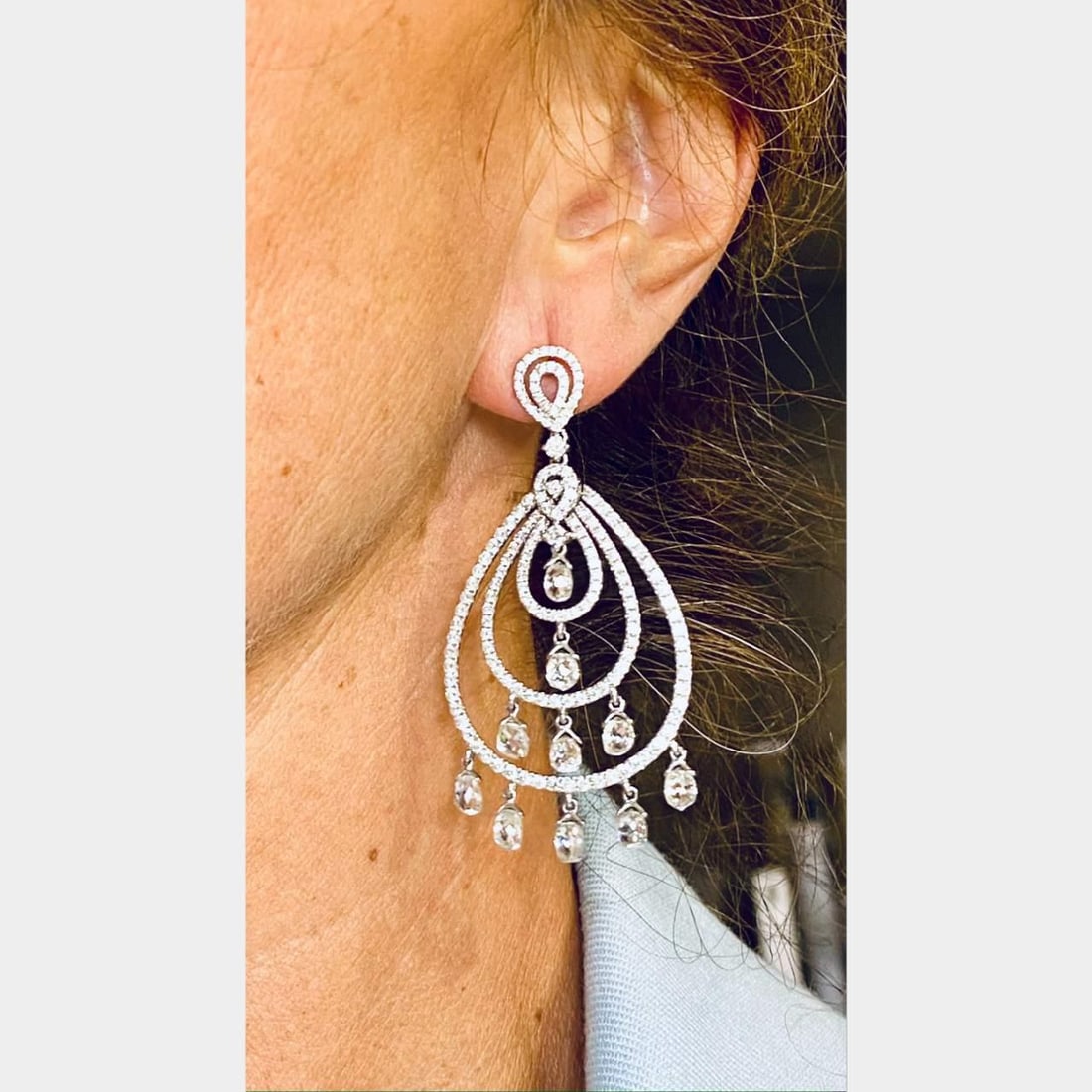 Elegant 18K White Gold Diamond Chandelier Earrings 20 Briolette 318 Diamonds: Elegant 18K White Gold Diamond Chandelier Earrings 20 Briolette 318 Diamonds Elevate your elegance with these stunning 18K White Gold Diamond Chandelier Earrings. Expertly crafted, these earrings feat