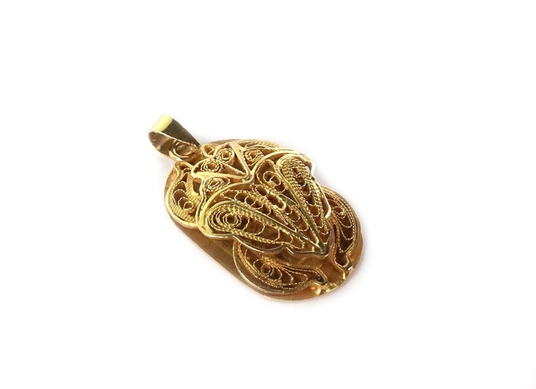 Vintage 18k Yellow Gold Reversible Frog Pendant Filigree Design: Vintage 18k Yellow Gold Reversible Frog Pendant Filigree Design This exquisite vintage frog pendant is crafted from 18k yellow gold and features a unique reversible design. One side showcases a stunni