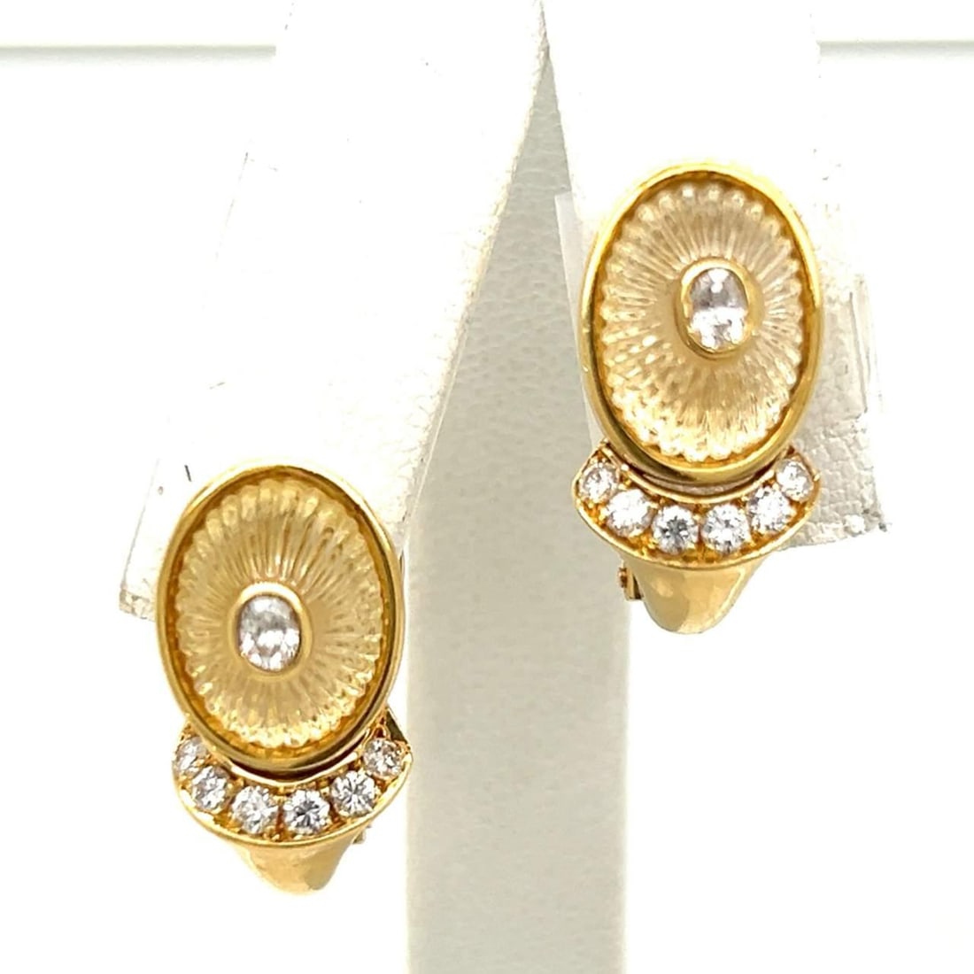 Stunning 18K Yellow Gold Diamond Earrings with 14 Diamonds: Stunning 18K Yellow Gold Diamond Earrings with 14 Diamonds Elevate your jewelry collection with these exquisite 18K Yellow Gold Diamond Earrings, weighing 15.7 grams. Crafted with 14 sparkling diamond
